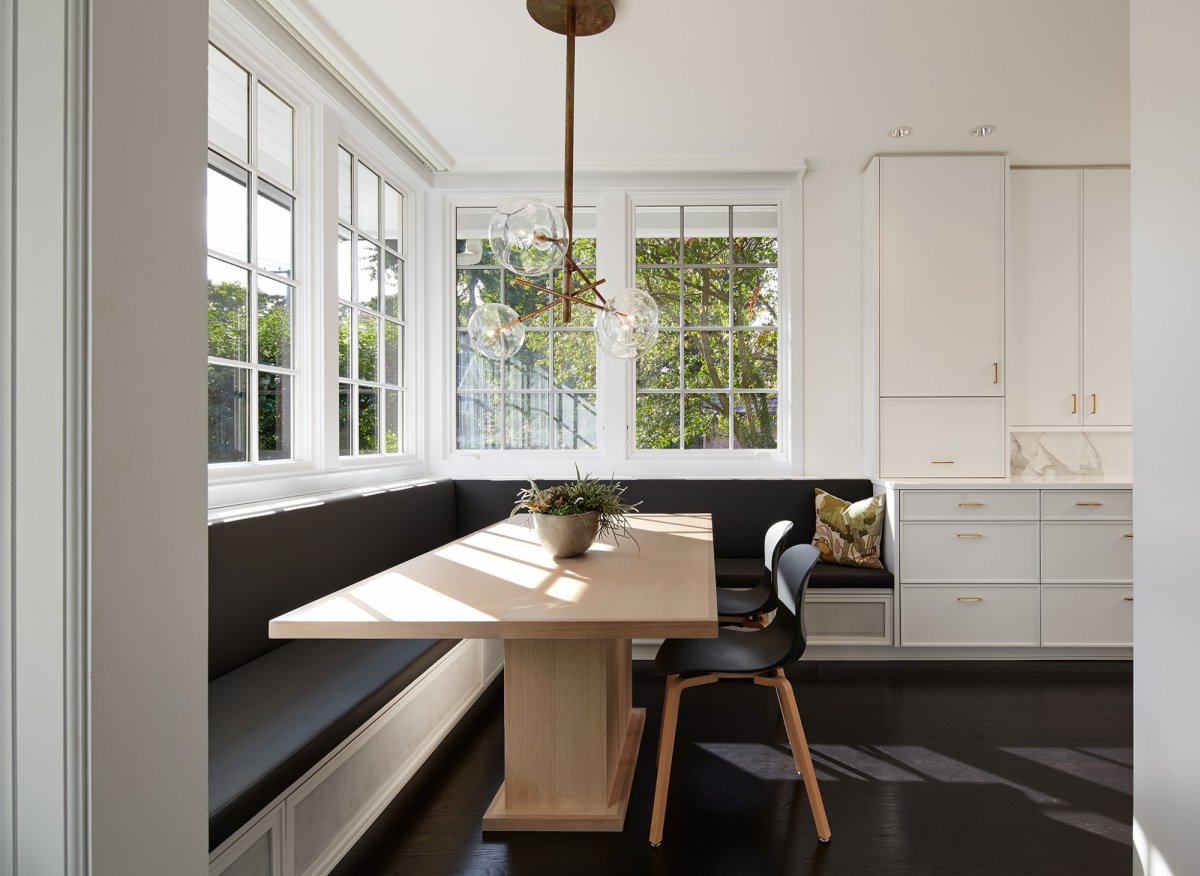 Обеденный стол у окна