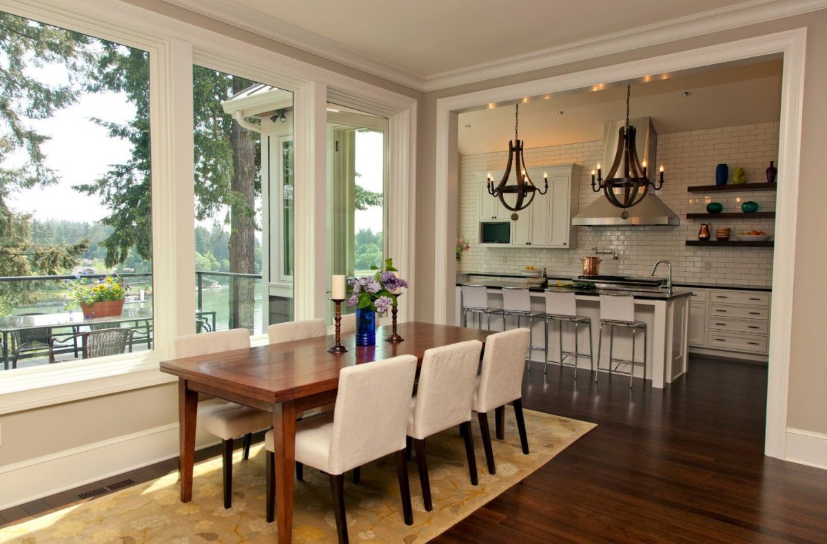 Столовая с панорамными окнами в частном доме