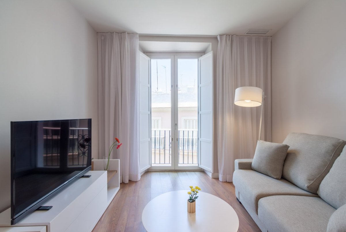 Интерьер гостиной с эркерным окном