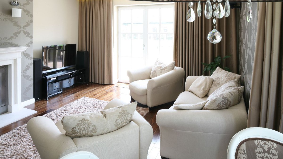 Полукруглая гостиная с панорамными окнами