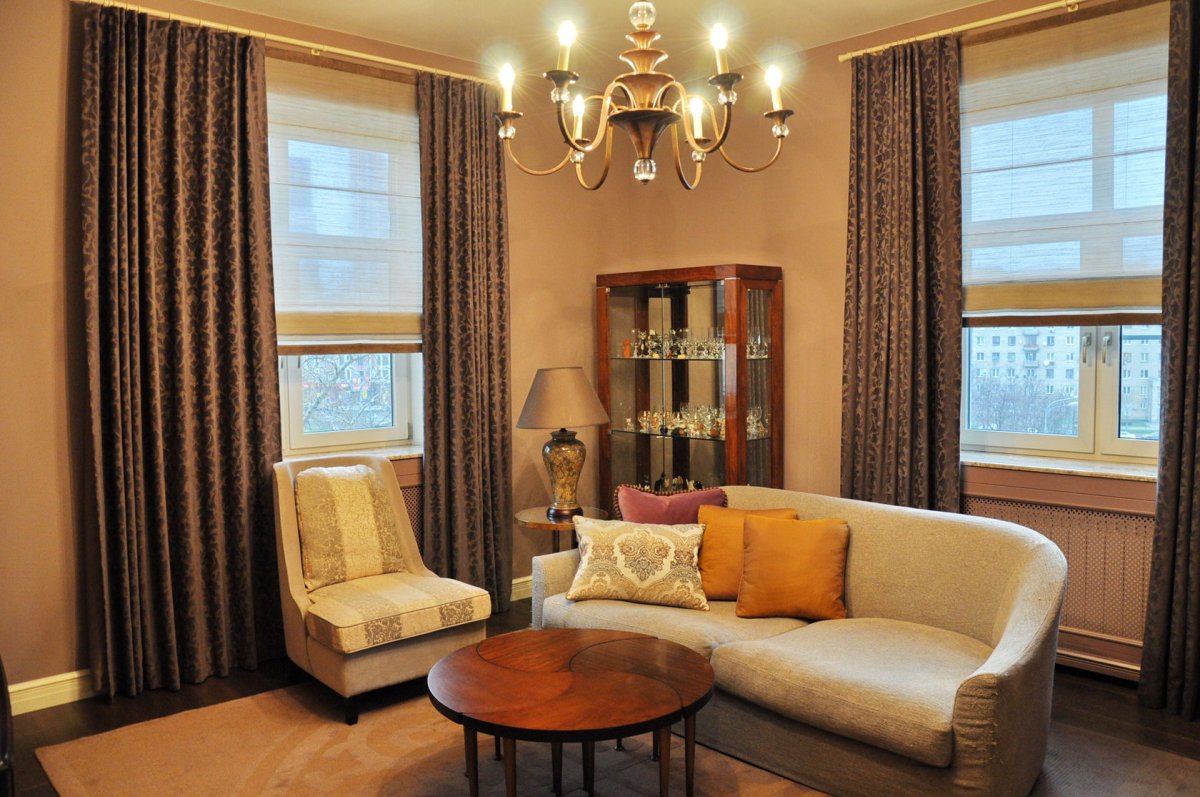 Интерьер комнаты с тремя окнами