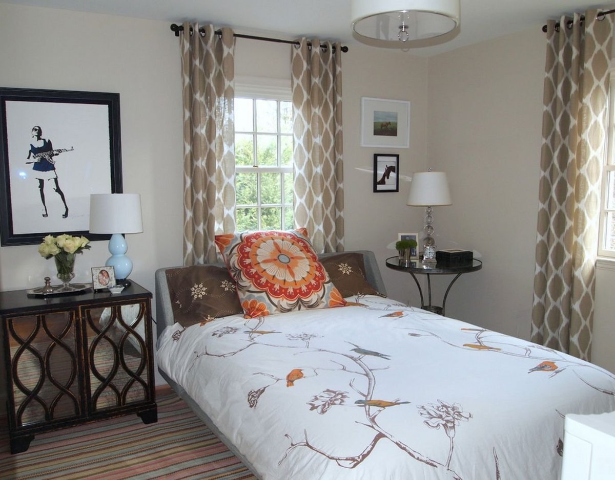 Маленькая спальня с двумя окнами