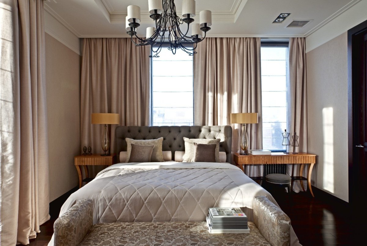 Спальня с двумя окнами