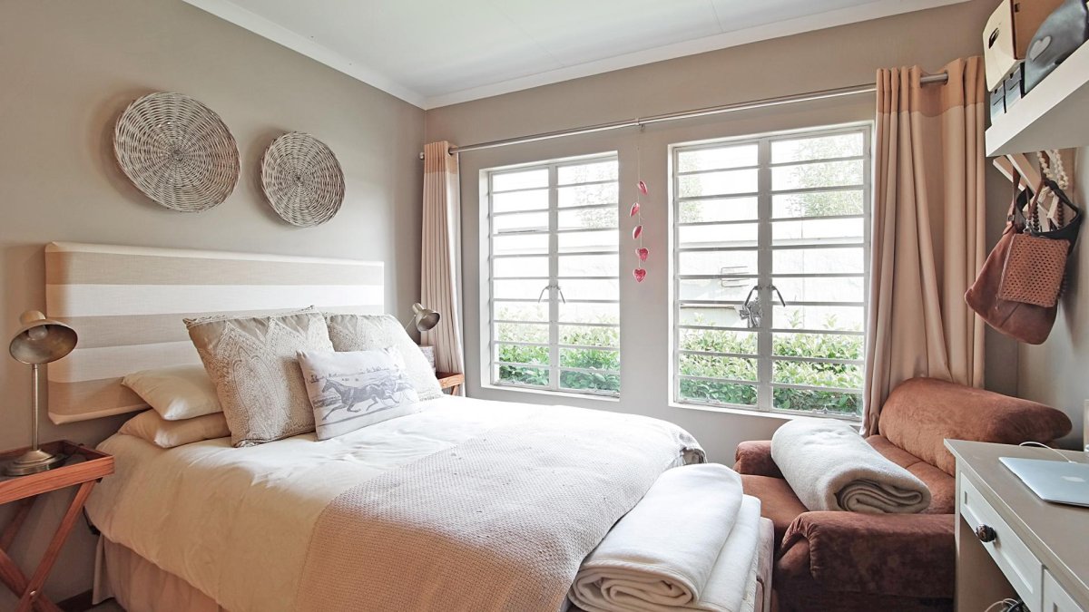 Интерьер в спальне 12 кв.м с окном