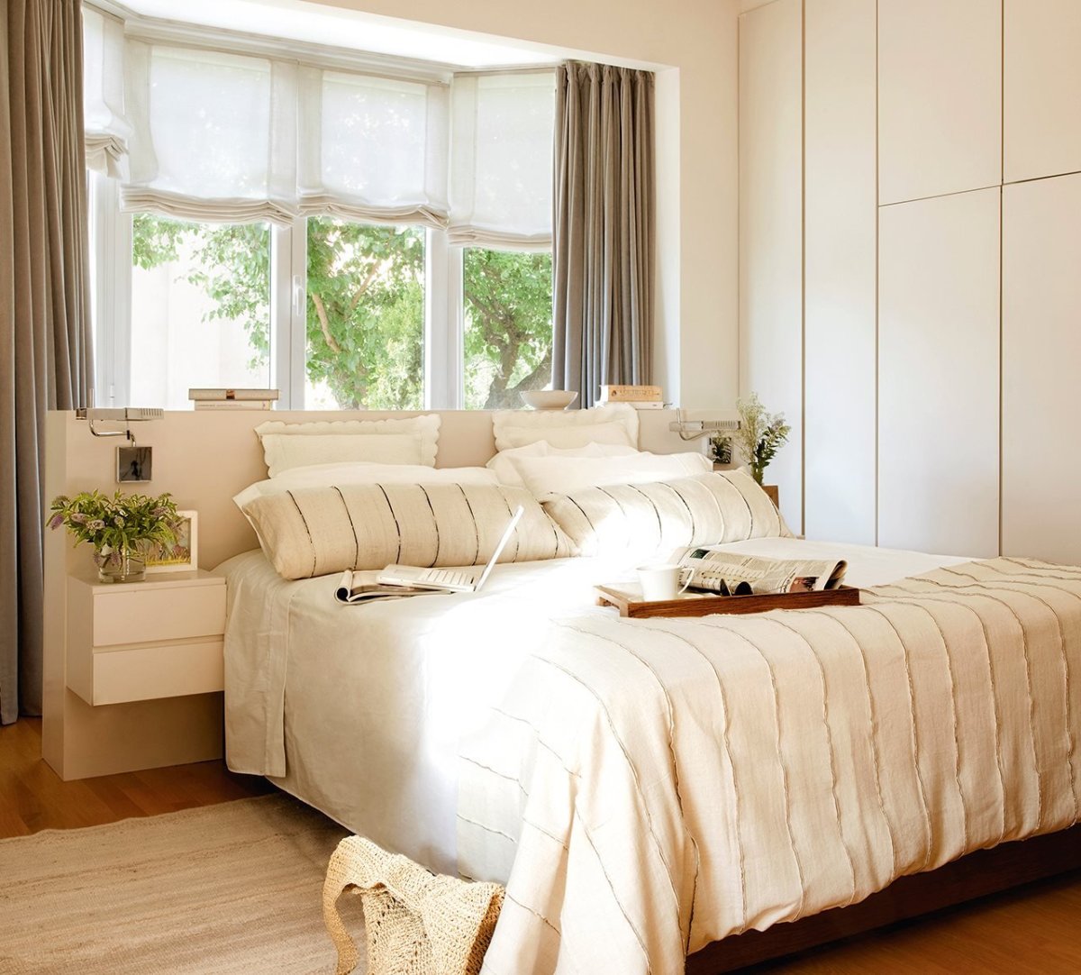 Кровать у окна в спальне