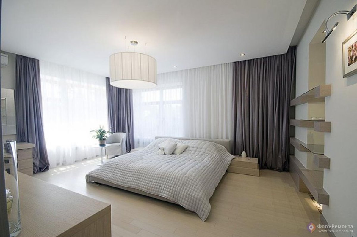Спальня в светлых тонах в однушке