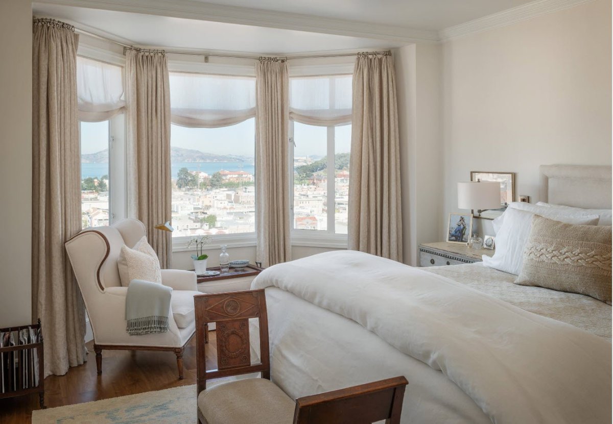 Спальня с эркерным окном