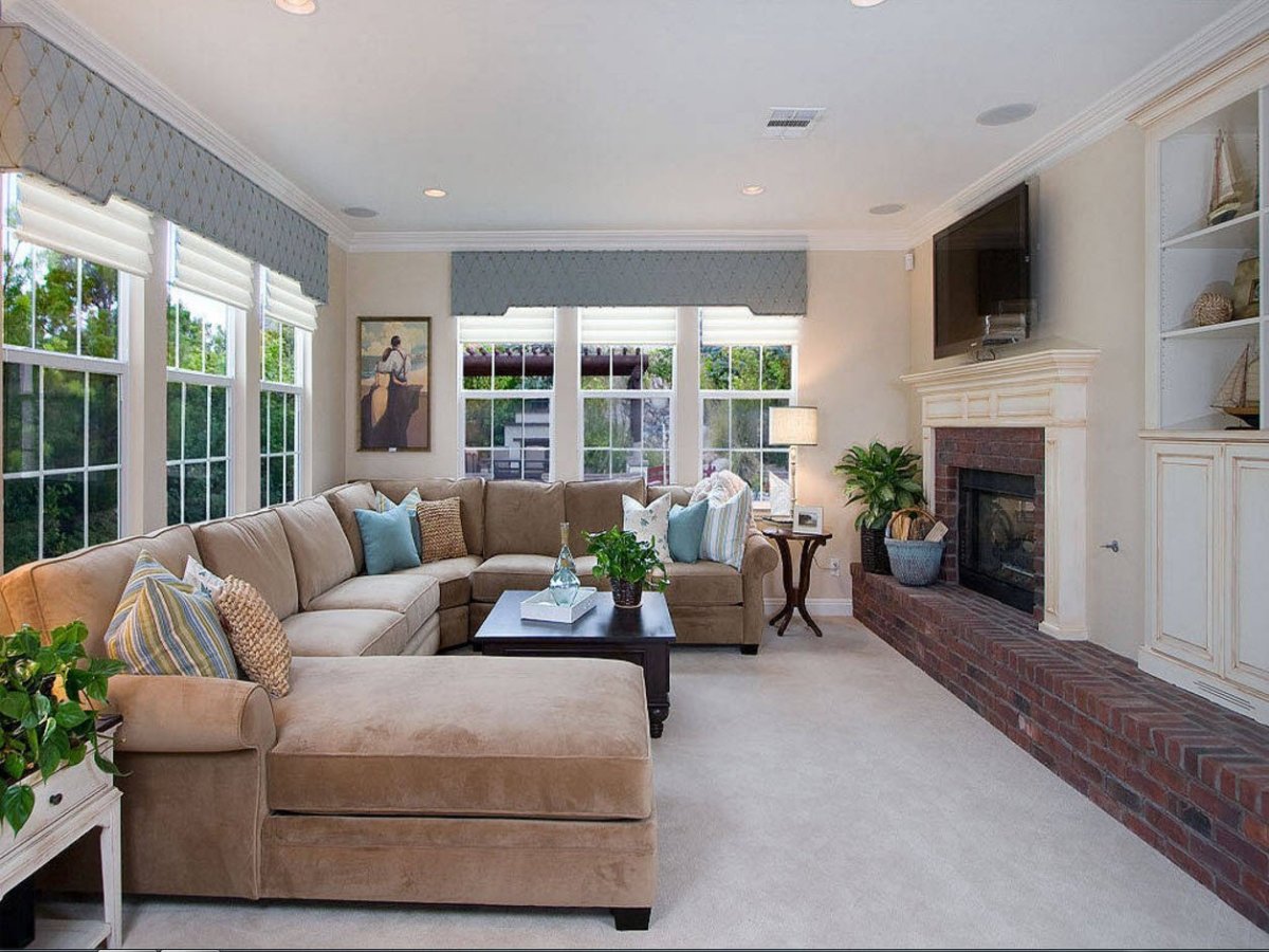 Светлая гостиная с панорамными окнами