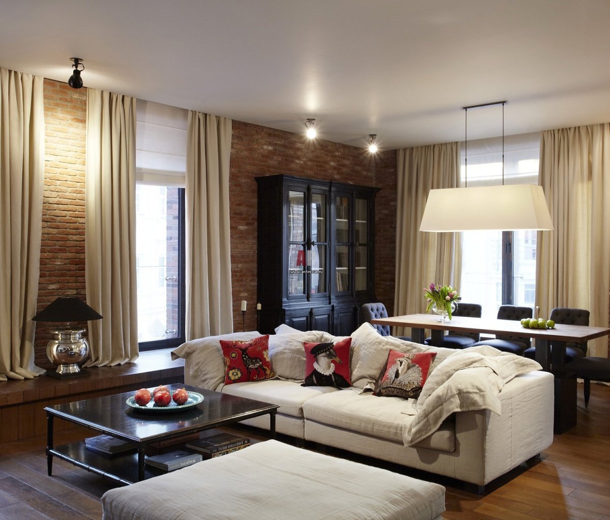 Гостиная с камином у окна