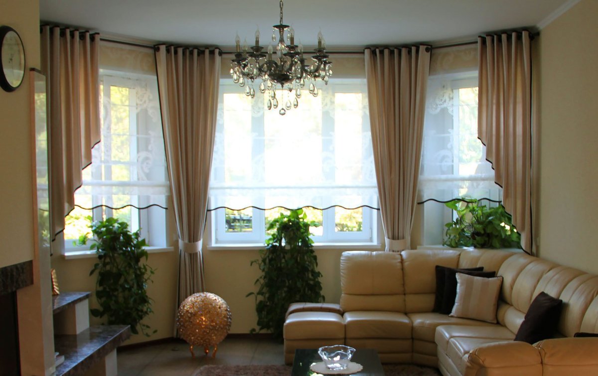 Зал с большими окнами