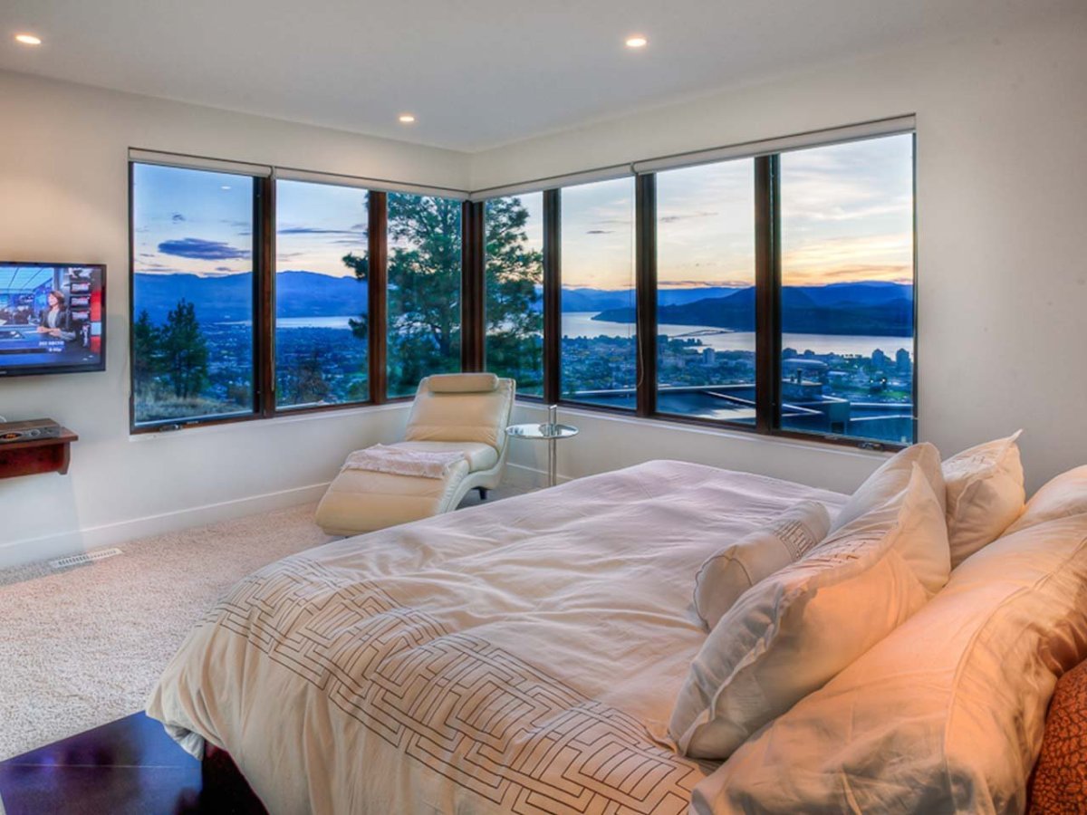 Шторы на угловые окна в гостиной в современном стиле