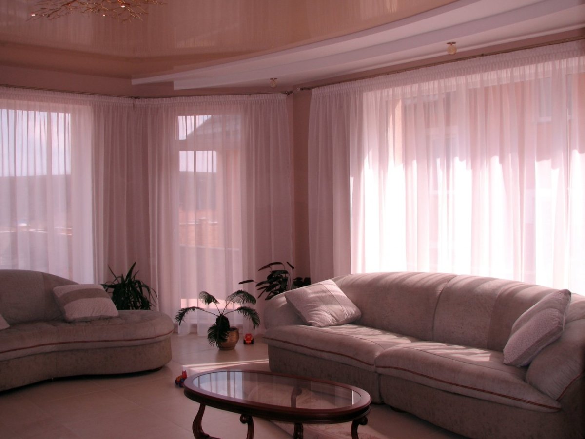 Дизайн гостиной с черными окнами