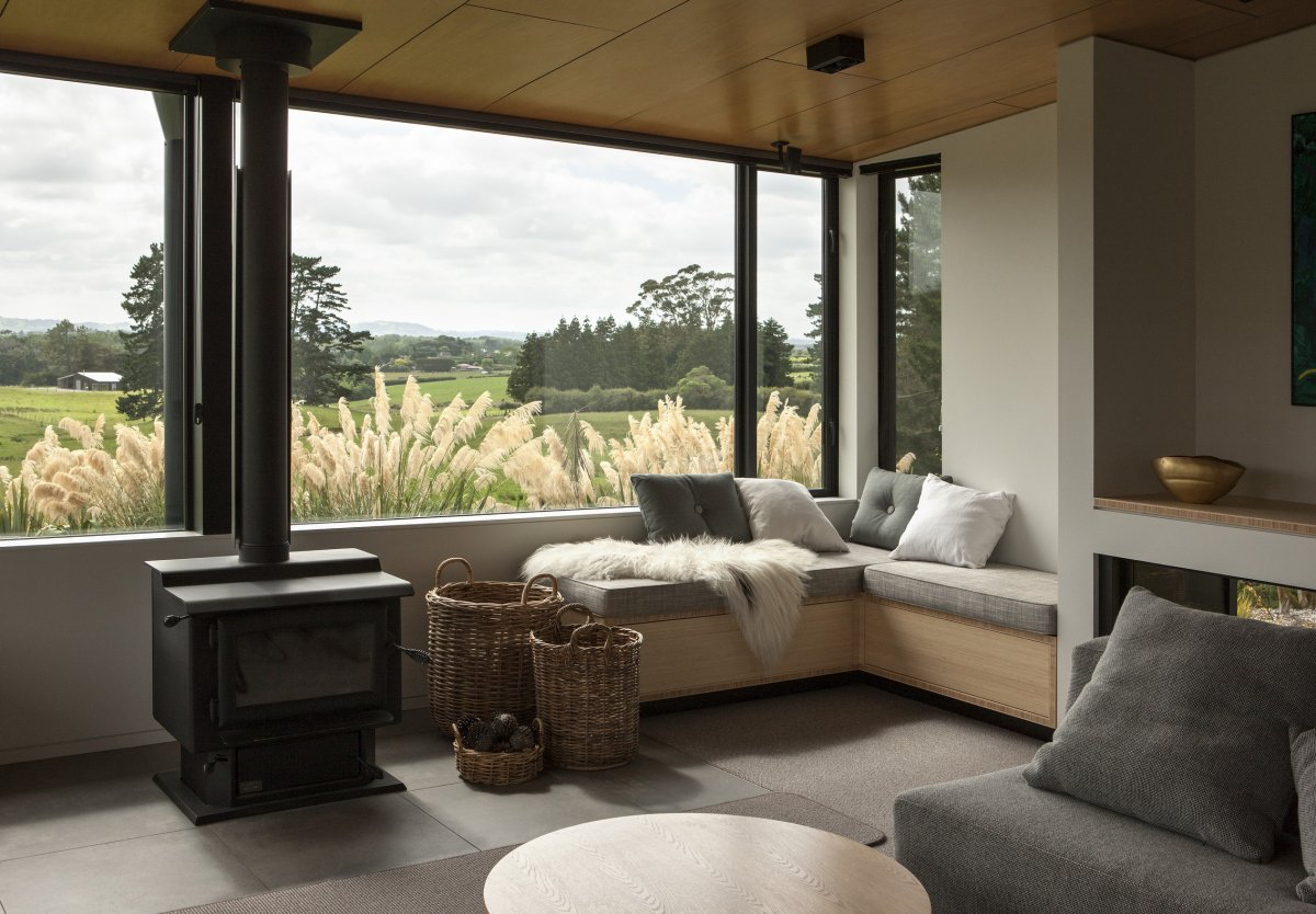 Гостиная с 2 окнами интерьер