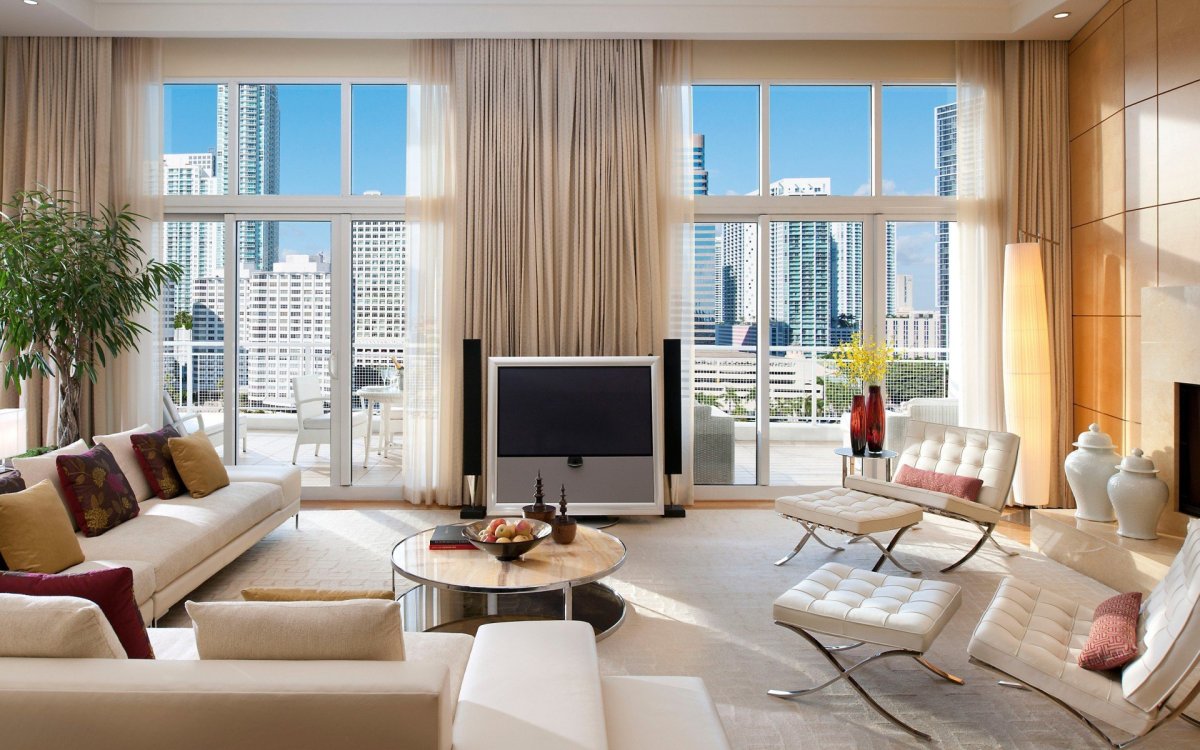 Интерьер гостиной с панорамными окнами