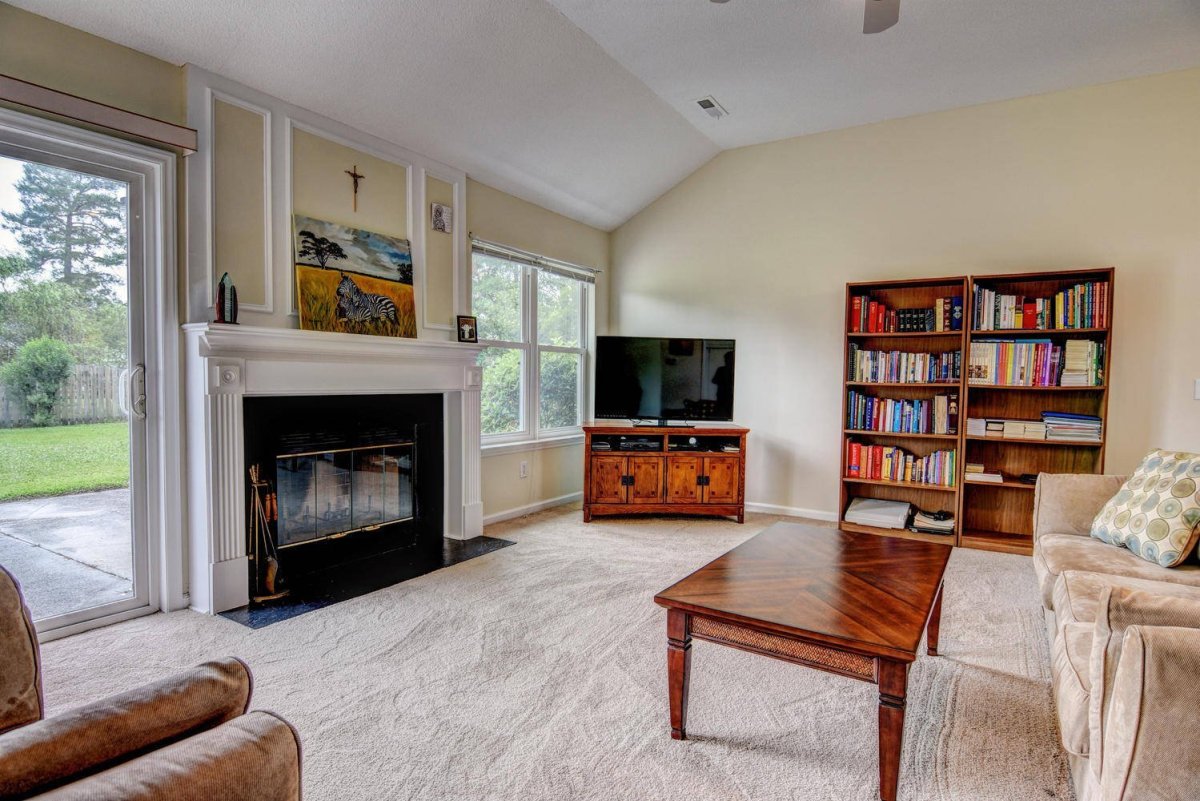 Телевизор на стене между окнами