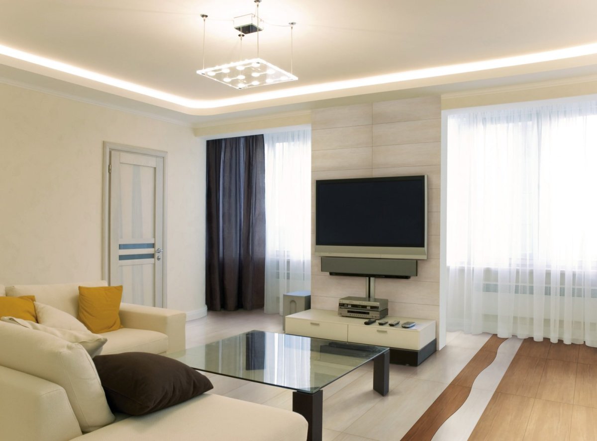 Светлая гостиная с камином