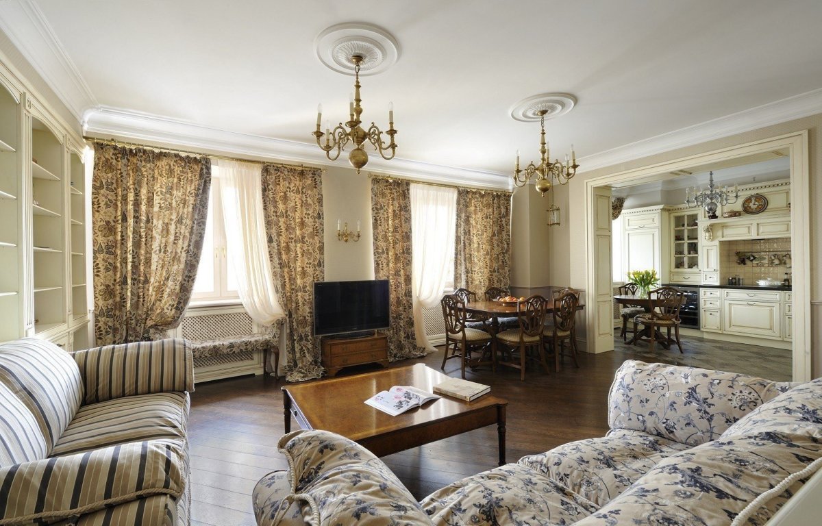 Камин между двумя окнами