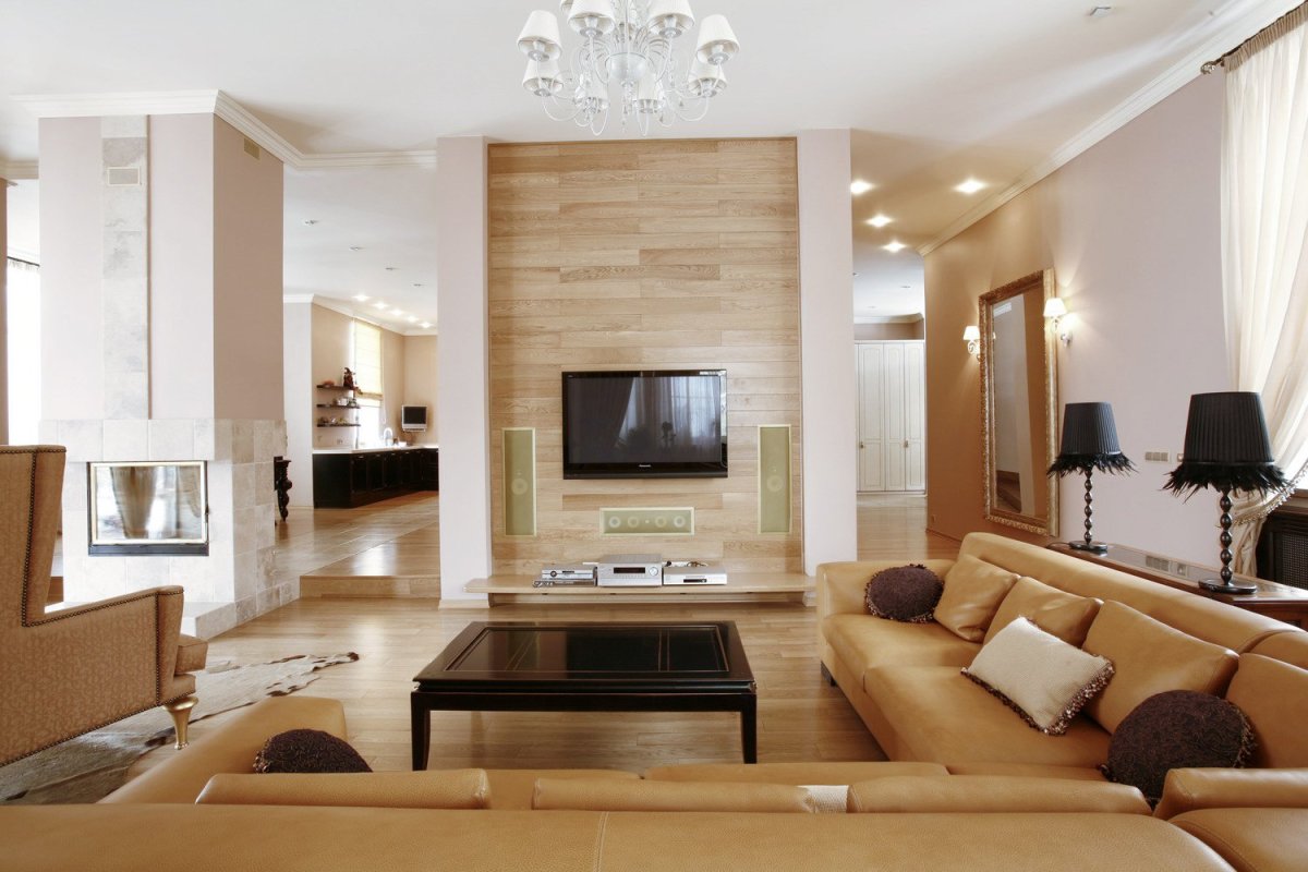 Телевизор между окнами в гостиной