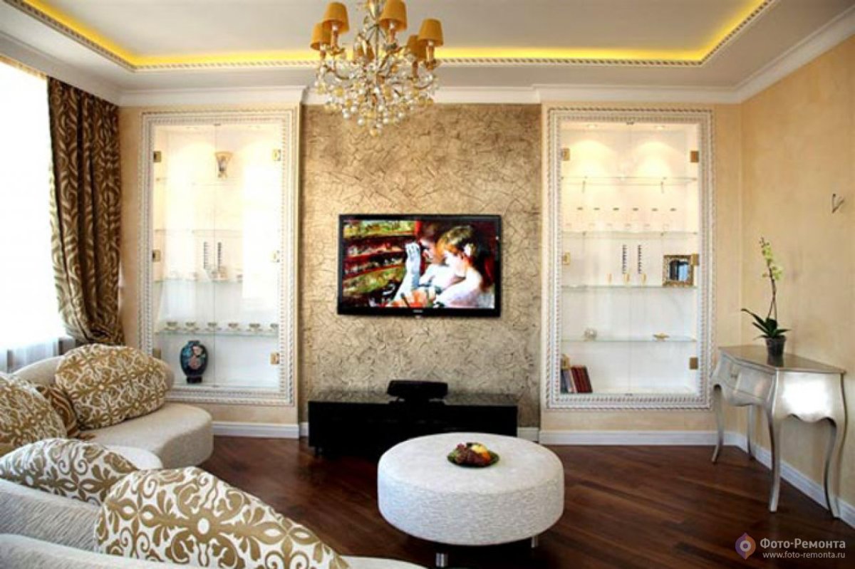 Телевизор у окна в интерьере гостиной