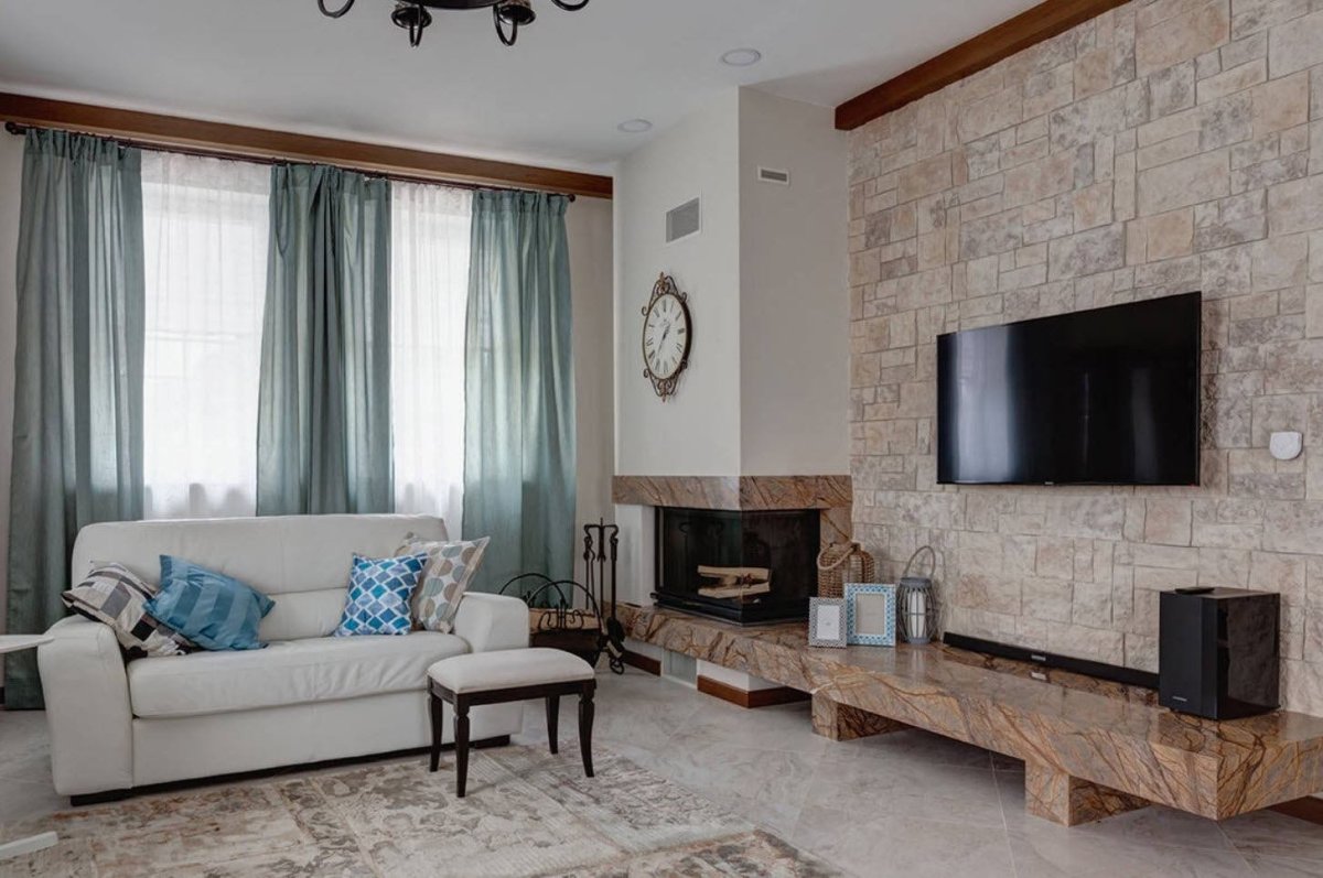 Гостиная с камином и панорамными окнами