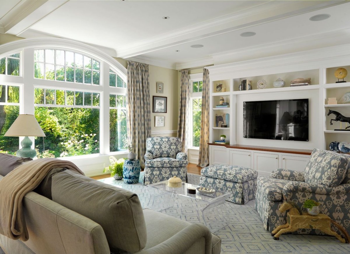 Камин между окнами