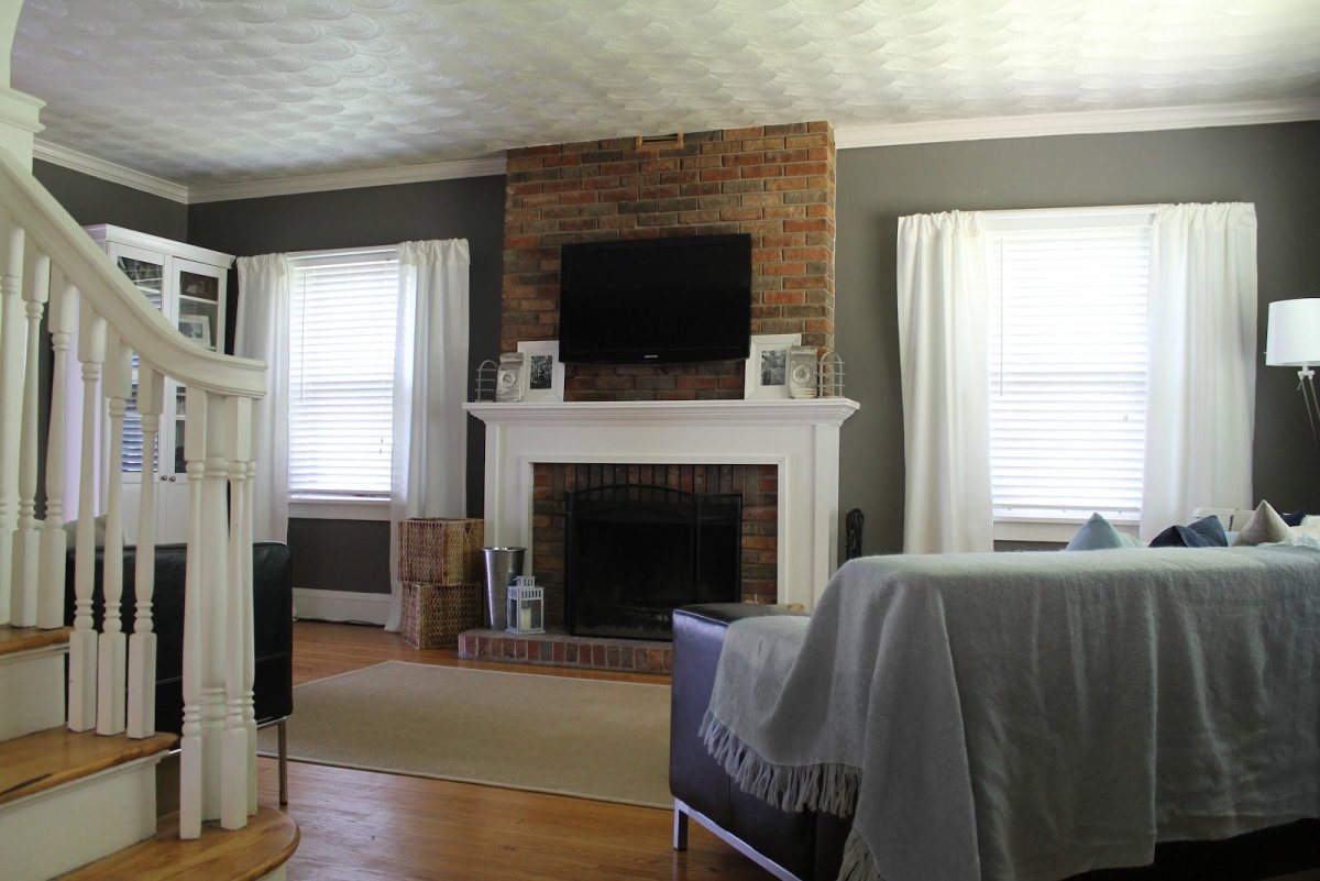 Телевизор между окнами