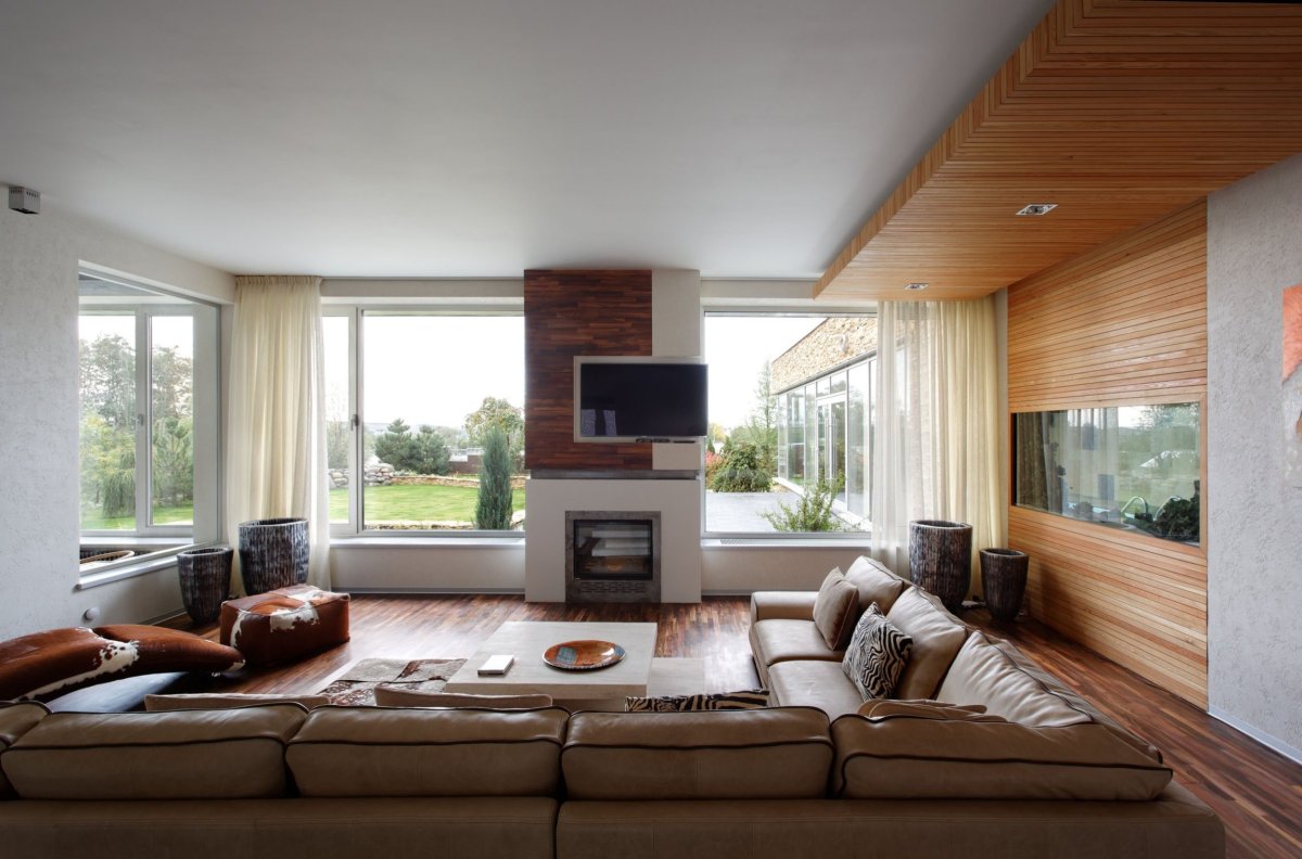 Гостиная с телевизором у окна