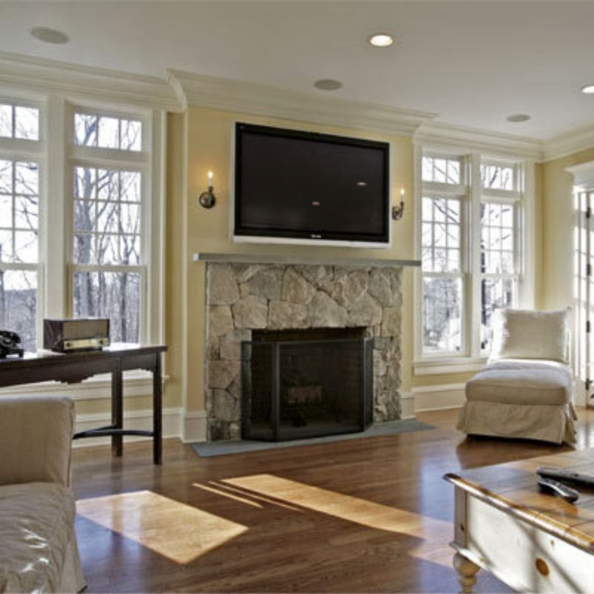 Камин между окнами