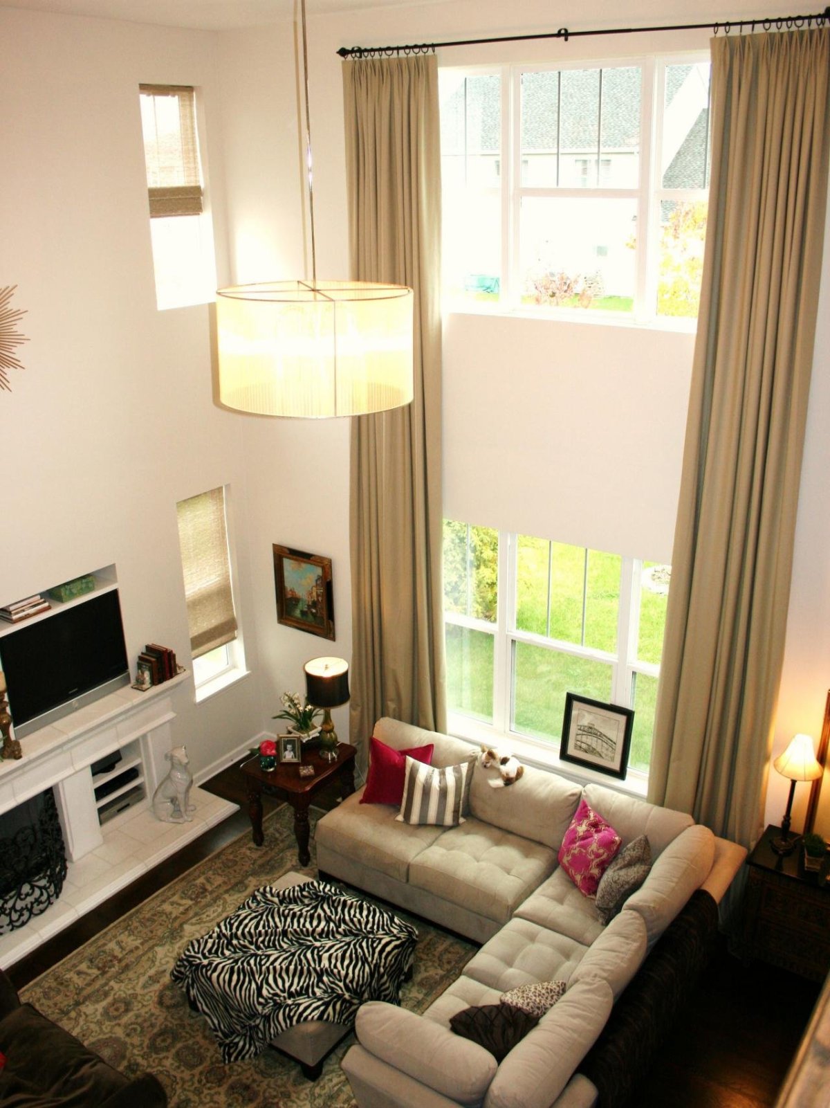 Светлая гостиная с камином