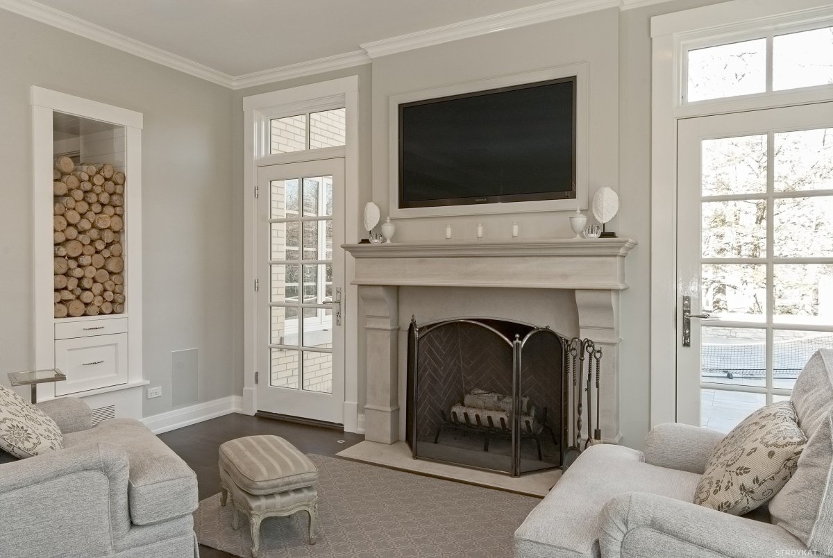 Камин между окнами в гостиной