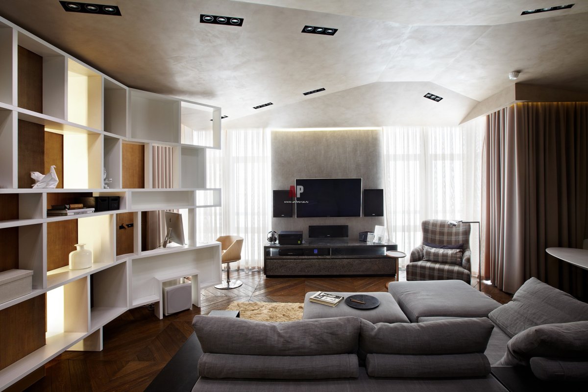 Гостиная с телевизором у окна