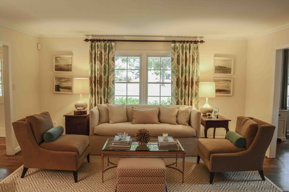 Телевизор посреди комнаты