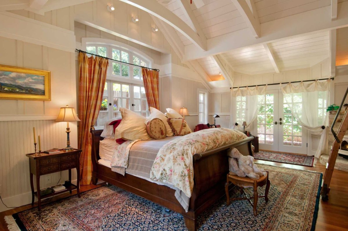 Спальня с высокими потолками