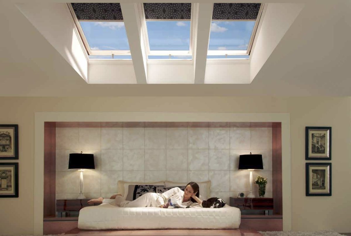 Спальня с окном в крыше