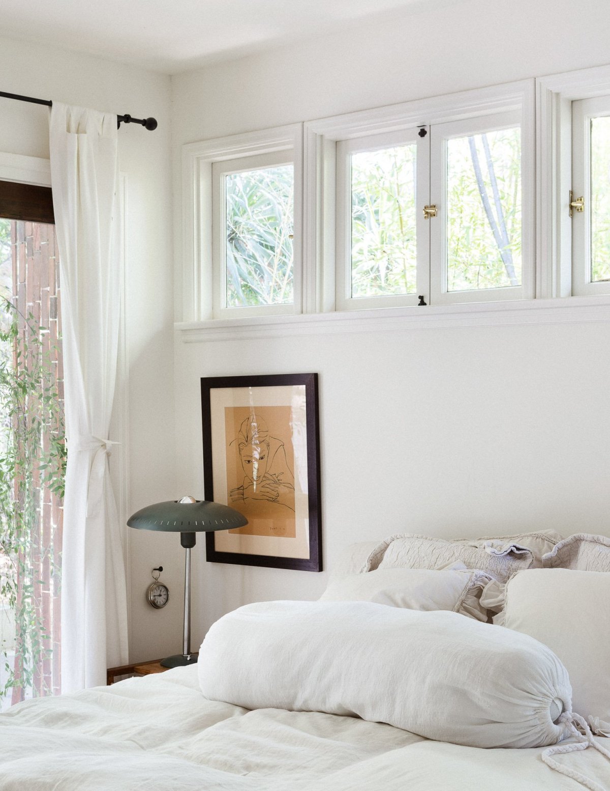 Узкое окно в спальне