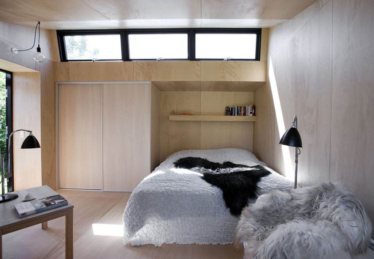 Окно под потолком в спальне