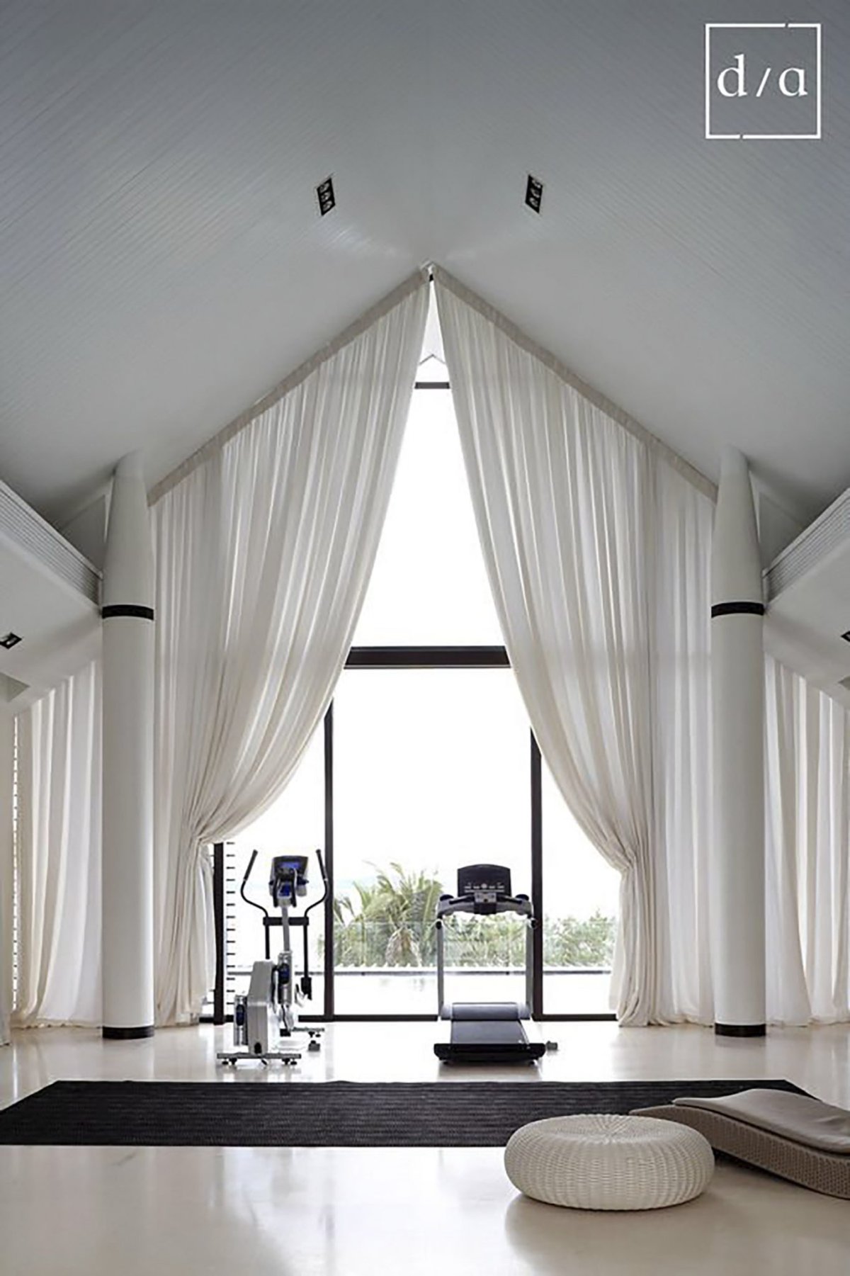 Отделка потолка мансарды