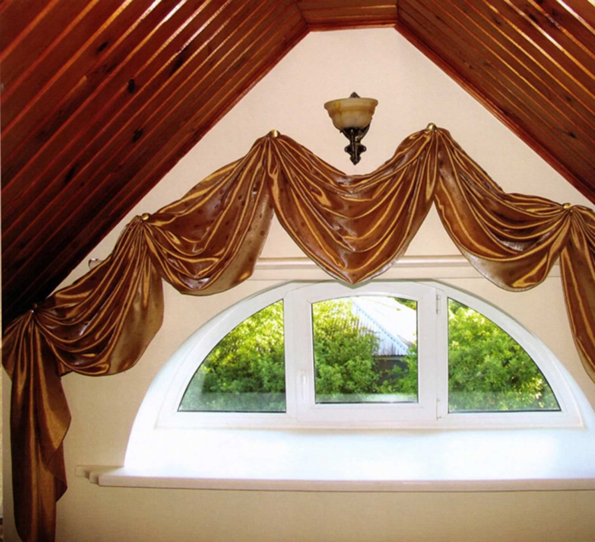 Арочное окно на мансарде