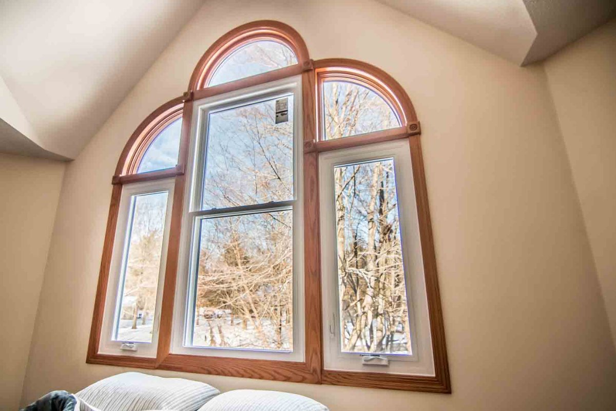 Широкий подоконник на мансарде