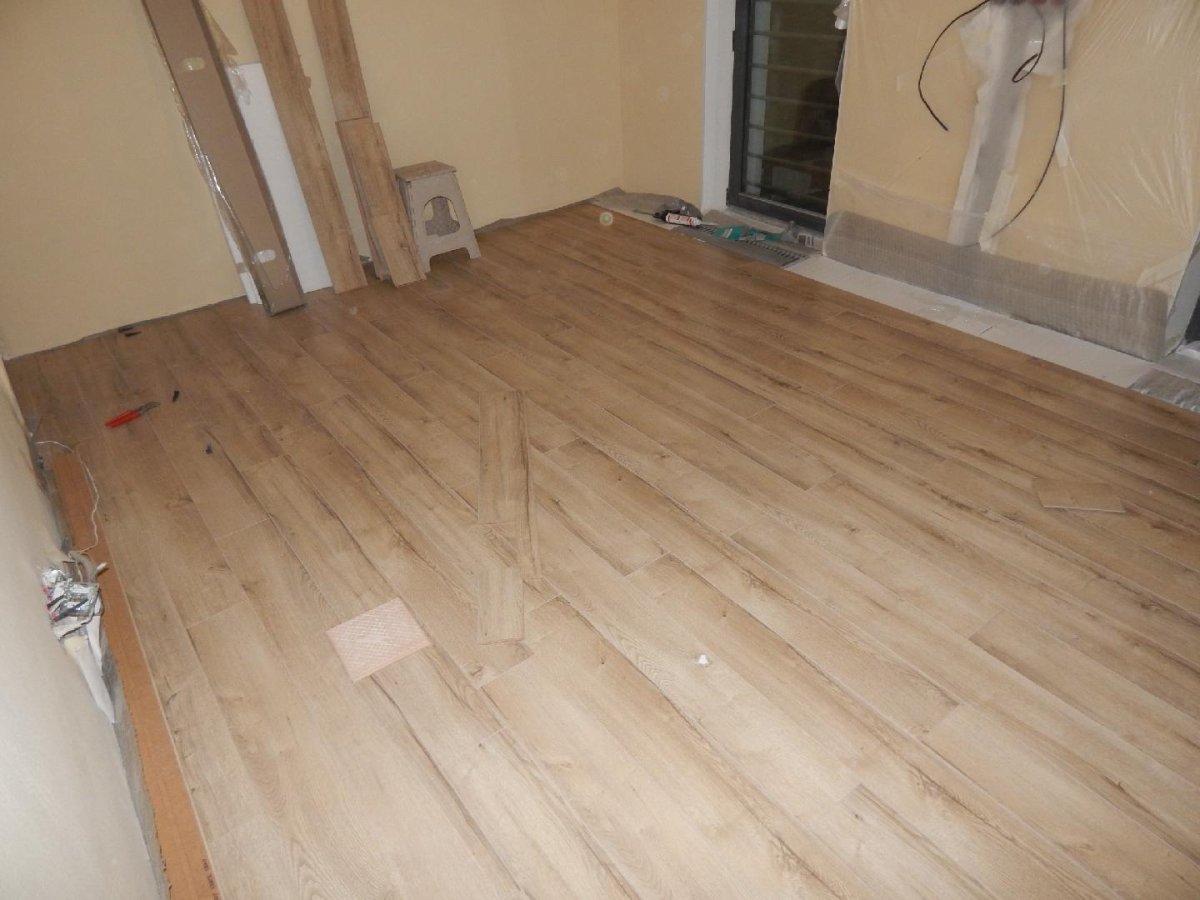 Половая доска поперек комнаты