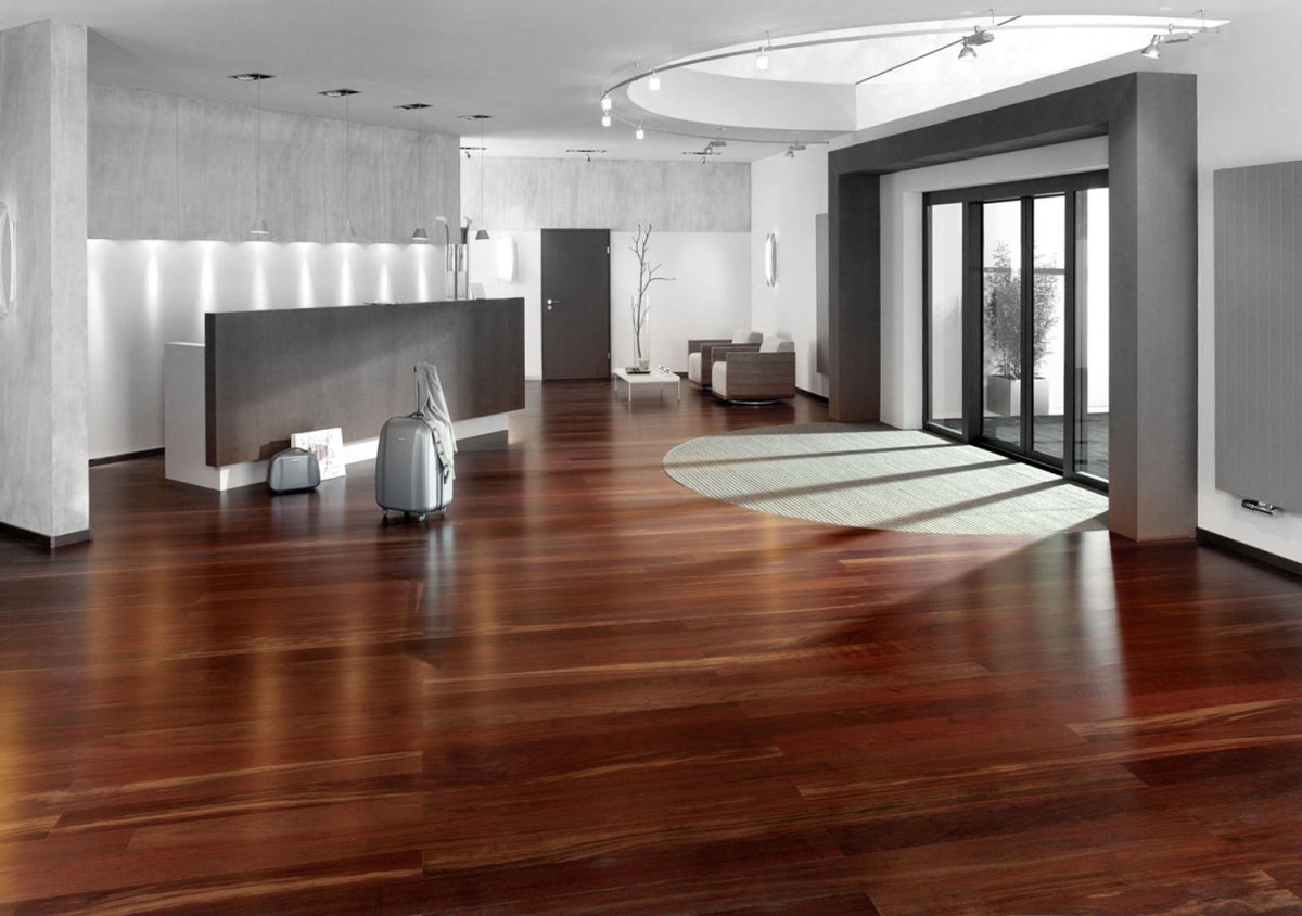 Ламинат поперек окна