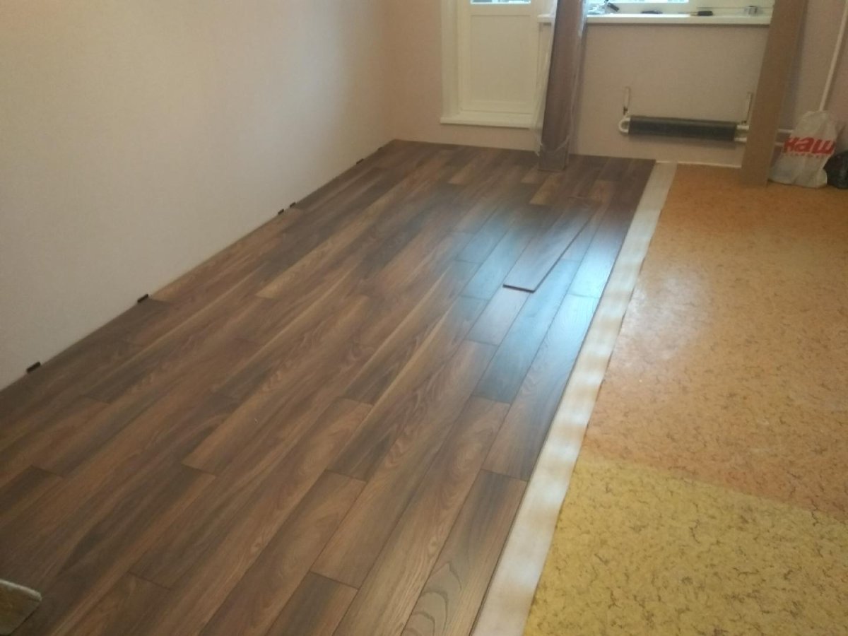 Укладка ламината в комнате с балконом