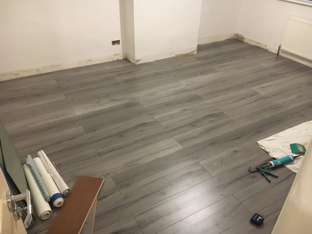 Гостиная со светлым ламинатом