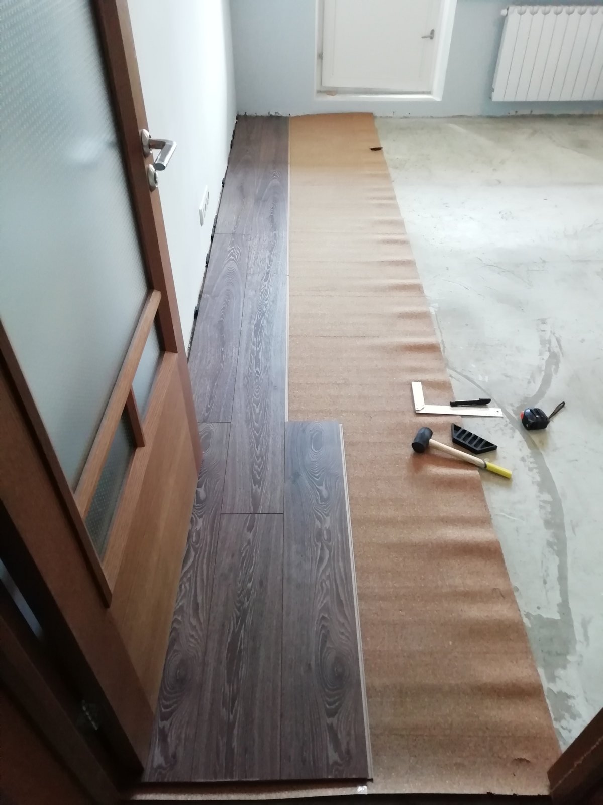 Укладка ламината на линолеум