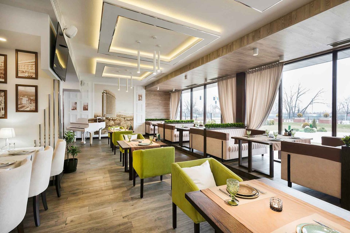 Интерьер кафе с большими окнами