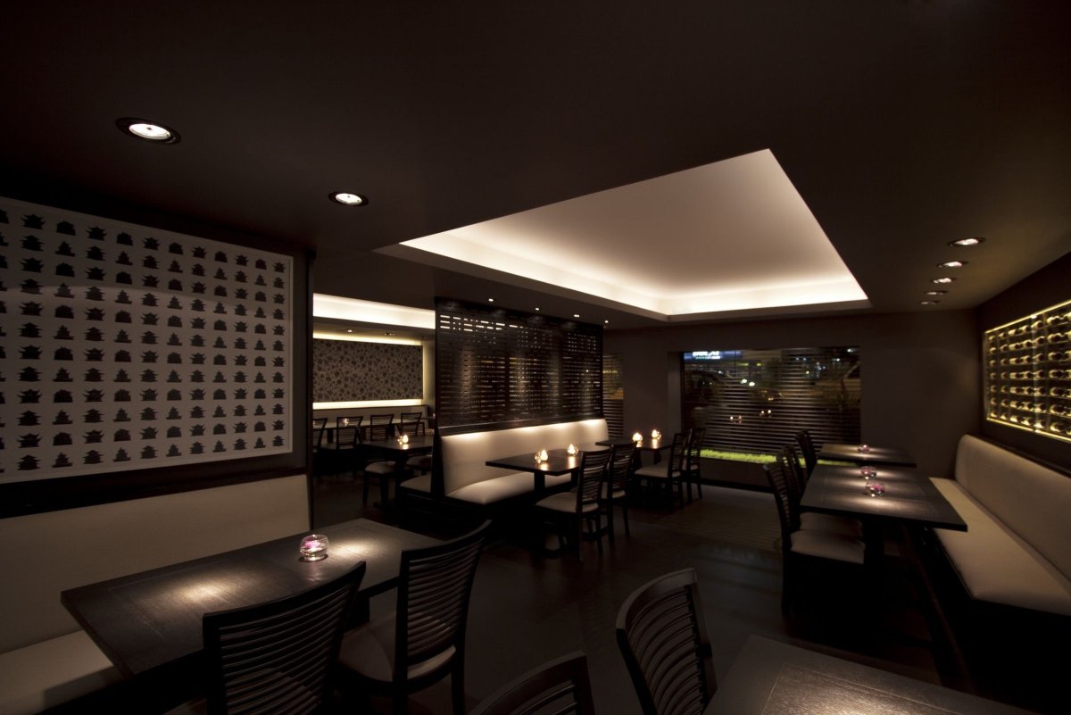 Интерьер ресторана в темных тонах
