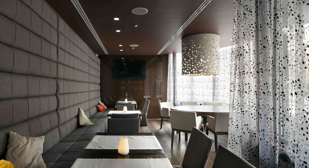 Шторы в стиле лофт в ресторане