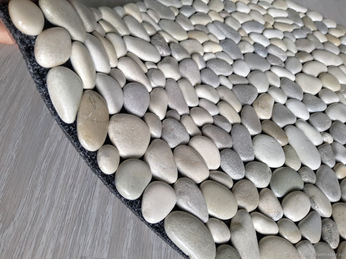 Пол из камешков