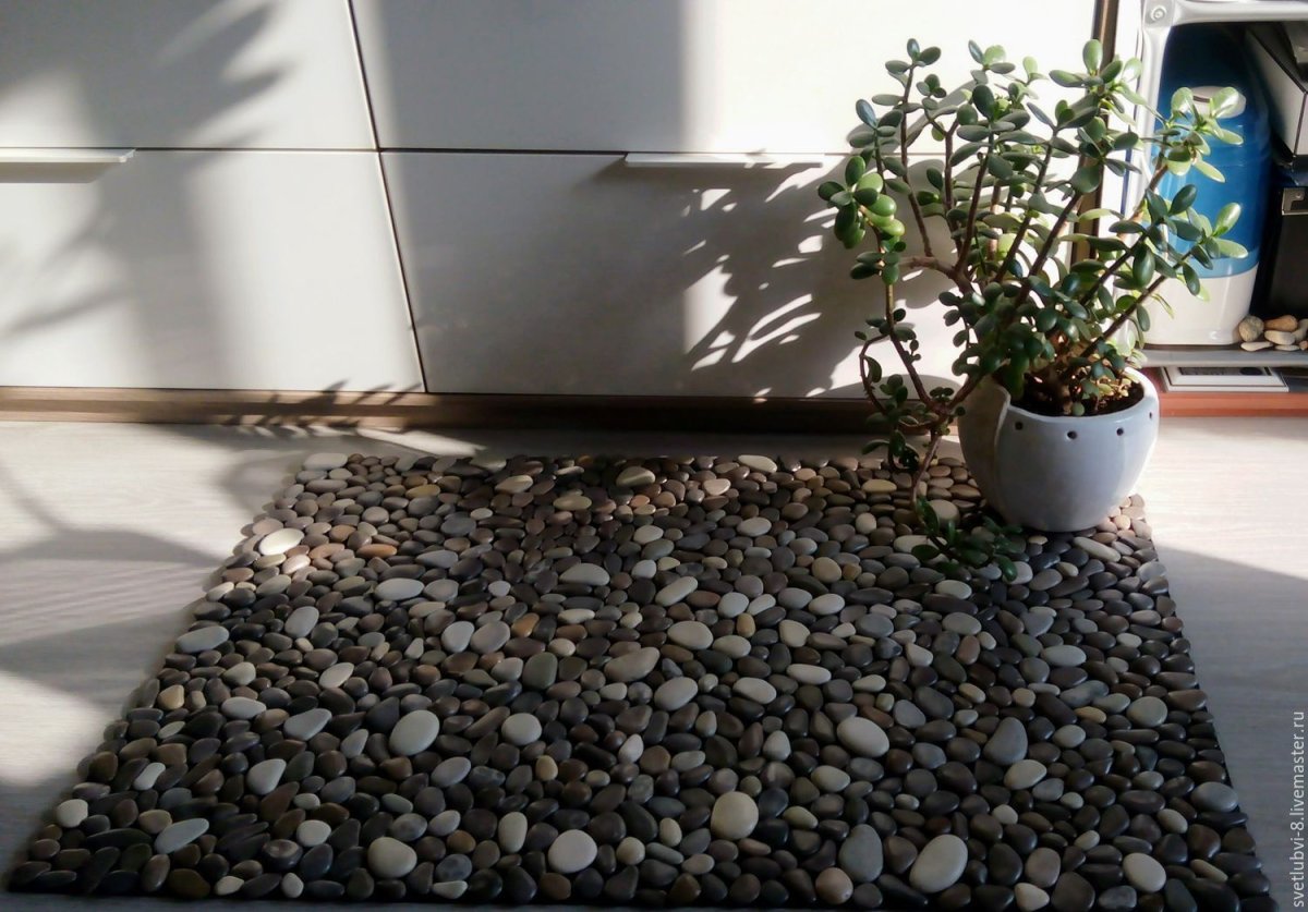 Коврик из гальки