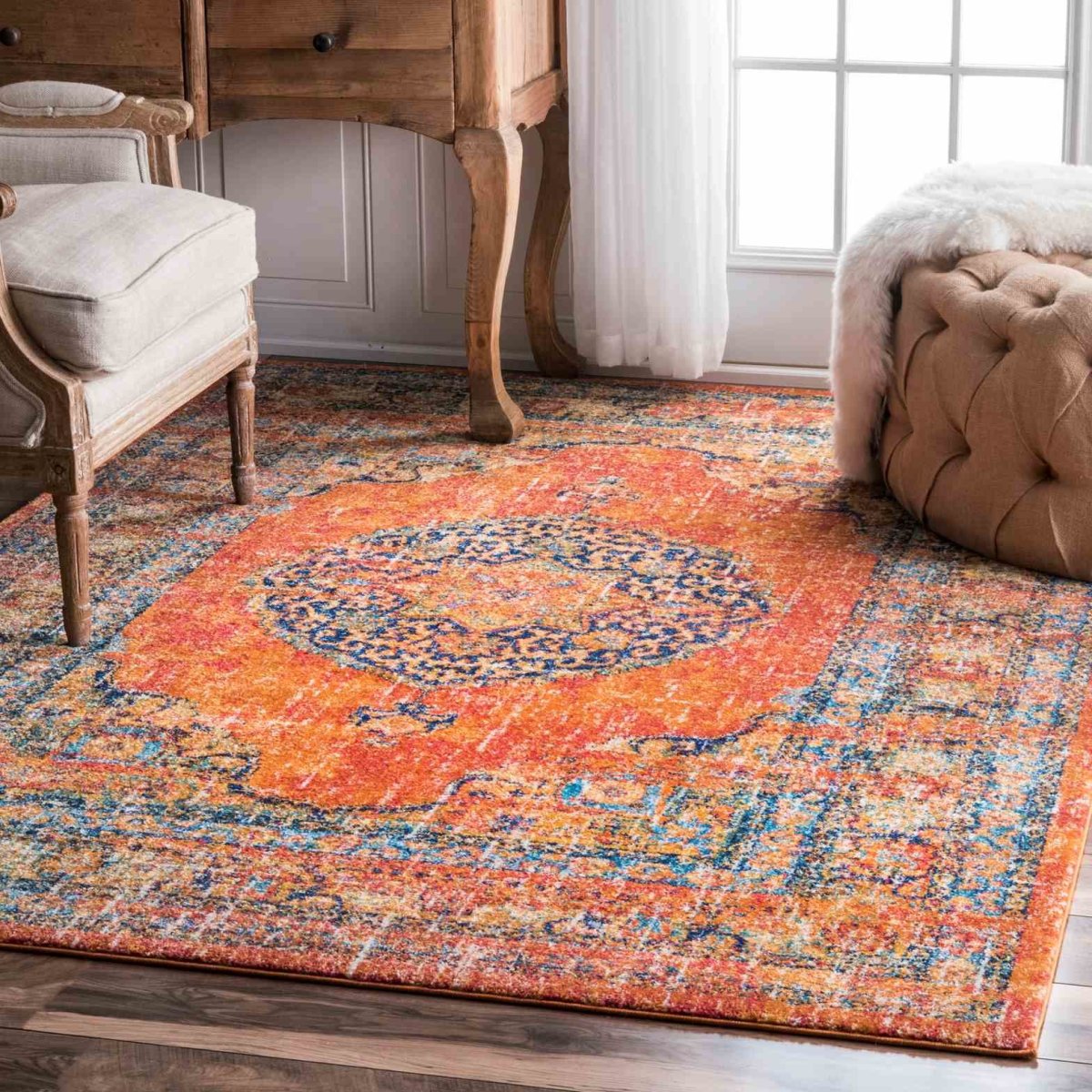 Оранжевый ковер в интерьере